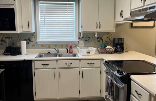 Remerton House | Cozy home 3 BA 2 BA , 4 Queen beds near everything