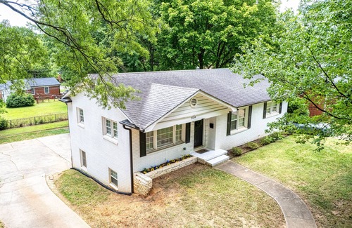 Charlotte House | Cozy Home ~7 min to airport&uptown+fire+grill🔥