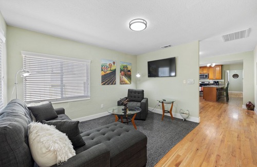 North Oak Park House | Cozy Home - 7 Min. Walk to UC Davis Medical Ctr. Sacramento, nEV- Charger Leve2