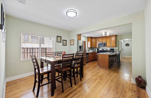 North Oak Park House | Cozy Home - 7 Min. Walk to UC Davis Medical Ctr. Sacramento, nEV- Charger Leve2