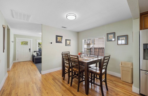 North Oak Park House | Cozy Home - 7 Min. Walk to UC Davis Medical Ctr. Sacramento, nEV- Charger Leve2