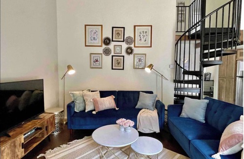 Upper Kingsbury House | Cozy Home at Heavenly Ski Resoirt + 5 min to CasinosPrivate Hot Tub/Pet Friendly