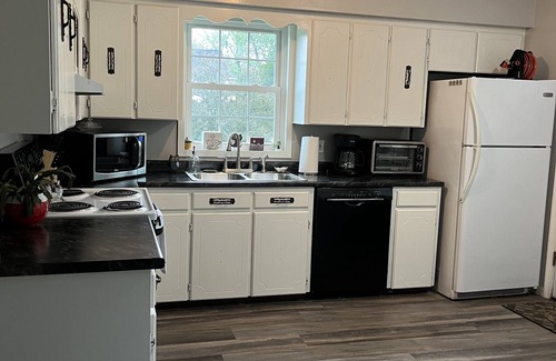 Auburn House | Cozy Home Away From Home! Right Outside of the City! Dog Friendly!