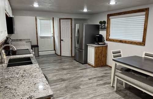 Glendale House | Cozy Home Between Zion & Bryce Canyon