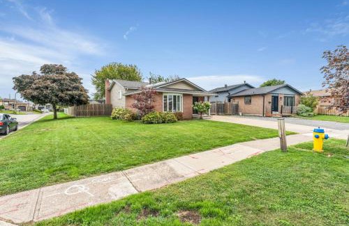 Thorold House | Cozy Home by Niagara Falls