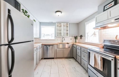 Leesburg House | Cozy home centrally located to historical old-town leesburg w/HotTub & Firepit!
