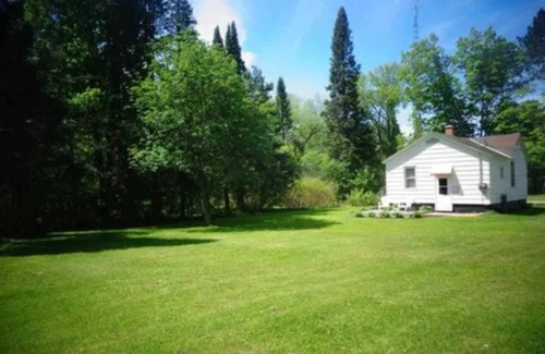 Stambaugh Cottage | Cozy home close close to lakes, Ottawa National Forest, Trails and Skii Brûlée