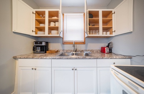 Barberton House | Cozy Home Close to Cuyahoga, Portage Lakes, University, and Hospital