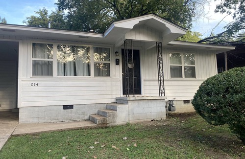 Van Buren House | Cozy home close to downtown and minutes away from Fort Smith area! Pet-Friendly