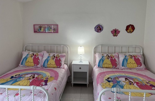 Orlando House | Cozy home close to everything. The House is 15 minutes to MCO