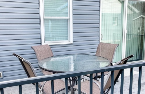 Fairmont House | Cozy Home-Close to Lake & Centrally Located!