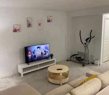 Thorold House | Cozy home close to Niagara Falls