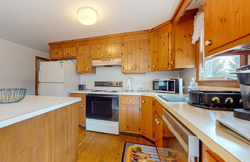East Orleans House | Cozy home close to the beach with deck, porch, W/D, & foosball table