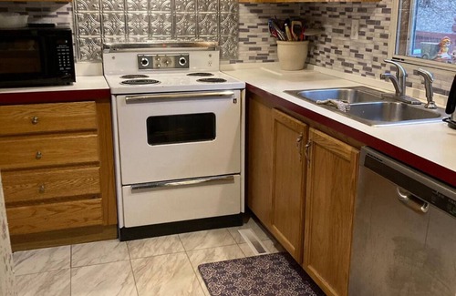 Brockton House | Cozy Home! Close to the Ski Blue Mountain, the Poconos, and Jim Thorpe.