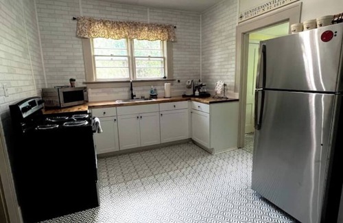 West Side Historic District House | Cozy home conveniently located in downtown Hendersonville