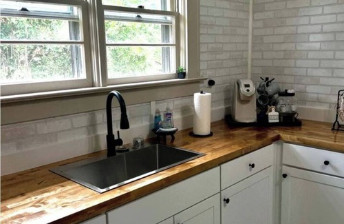 West Side Historic District House | Cozy home conveniently located in downtown Hendersonville