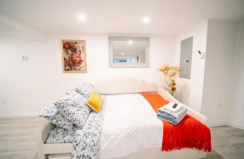 Washington House | Cozy Home Driveway Parking Close to Metro!
