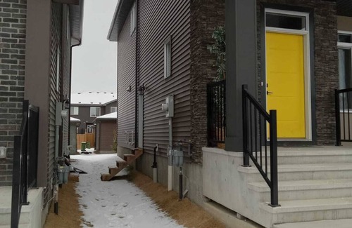 Southwest Edmonton House | Cozy Home experience in SW Edmonton 15min from airport