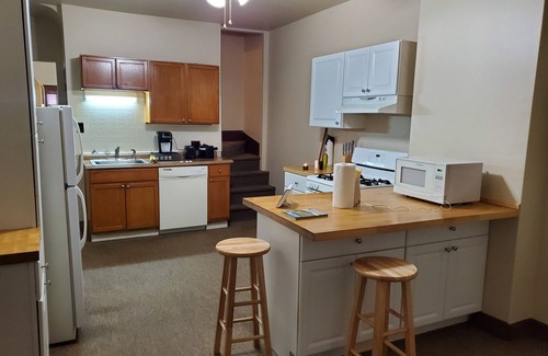 Johnstown House | Cozy home for business or family stay