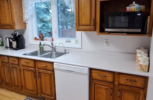 Lloydminster House | Cozy Home for Vacation or work stays . 5 Bedrooms 3 Bathrooms
