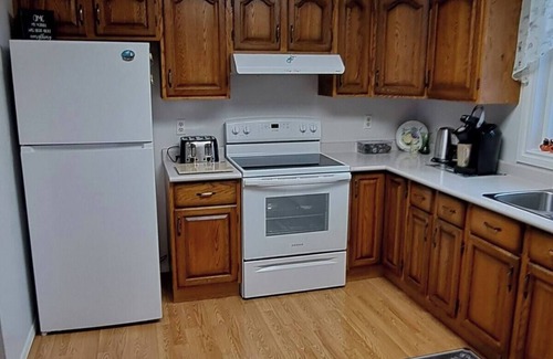Lloydminster House | Cozy Home for Vacation or work stays . 5 Bedrooms 3 Bathrooms