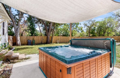 Waco House | Cozy Home & Hot Tub 6 minutes to BU and Magnolia
