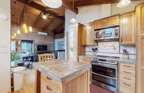 Bay City House | Cozy Home Hot Tub Sauna EV Charger Bay & Dining 5m