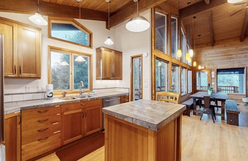Bay City House | Cozy Home Hot Tub Sauna EV Charger Bay & Dining 5m