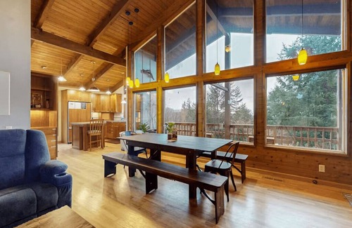 Bay City House | Cozy Home Hot Tub Sauna EV Charger Bay & Dining 5m