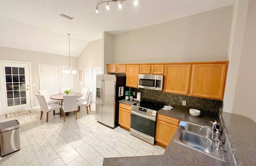 La Vergne House | Cozy Home~HotTub~120" LaserTV