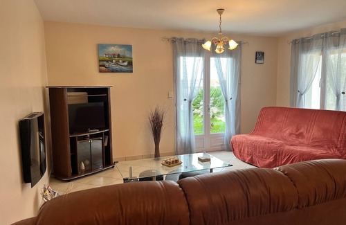 LʼAiguillon-sur-Mer House | Cozy Home in Tranquil Area, Near Beach & Shops, L'Aiguillon sur Mer