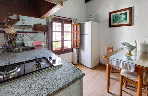 Benalauria House | Cozy home in Benalaureia with kitchen