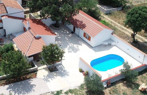 Bila Vlaka House | Cozy home in Bila Vlaka with kitchen