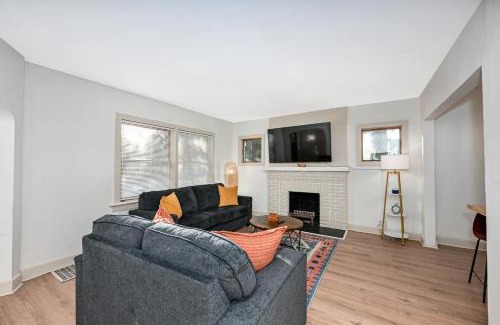 Lyndhurst House | Cozy Home in Cleveland - Lyndhurst w ac