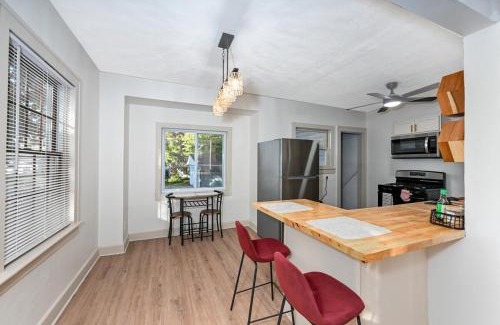 Lyndhurst House | Cozy Home in Cleveland - Lyndhurst w ac