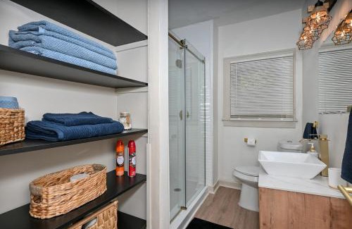 Lyndhurst House | Cozy Home in Cleveland - Lyndhurst w ac