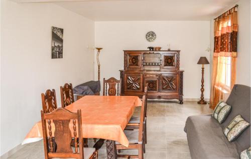 Coutras House | Cozy Home In Coutras With Kitchen