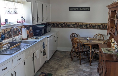 Damascus House | Cozy home in Damascus located next to River, Trails, Bike Shops, and Dining.