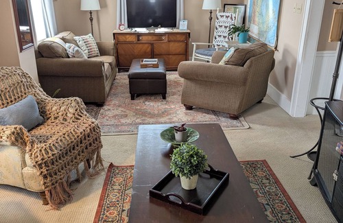 Damascus House | Cozy home in Damascus located next to River, Trails, Bike Shops, and Dining.