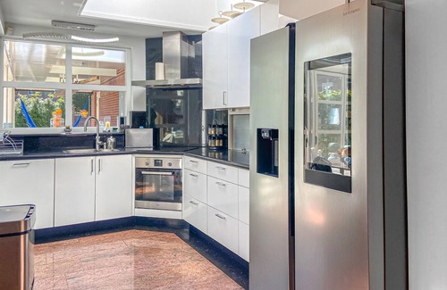 Leidschenveen-Ypenburg House | Cozy home in Den Haag with WiFi