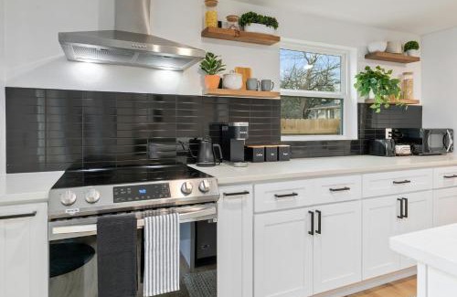 McKinney House | Cozy Home in Downtown McKinney with Backyard