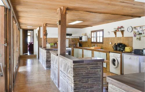 Eglise-Neuve-d'Issac House | Cozy Home In Eglise Neuve Dissac