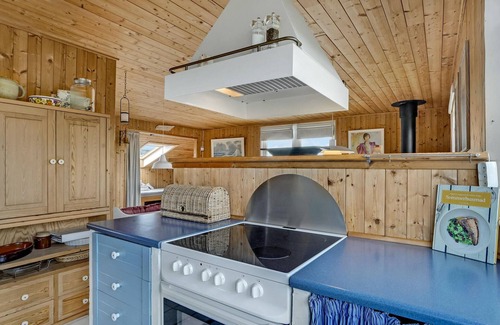 Lild Strand House | Cozy home in Frøstrup with kitchen
