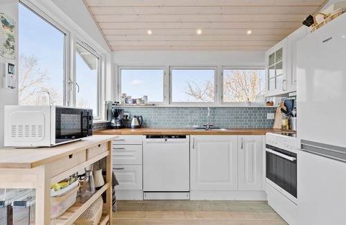 Skødshoved Strand House | Cozy home in Knebel with sauna