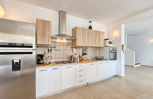 Muzini House | Cozy home in Naselje Muzini with sauna