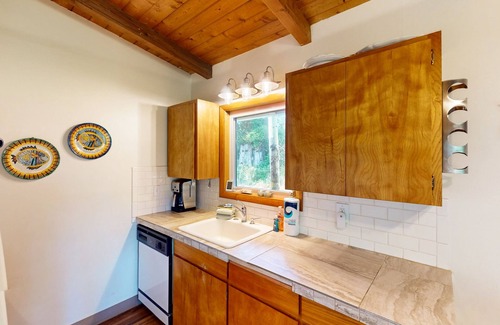 Rockaway Beach House | Cozy home in peaceful neighborhood near park, beach, shops & restaurants