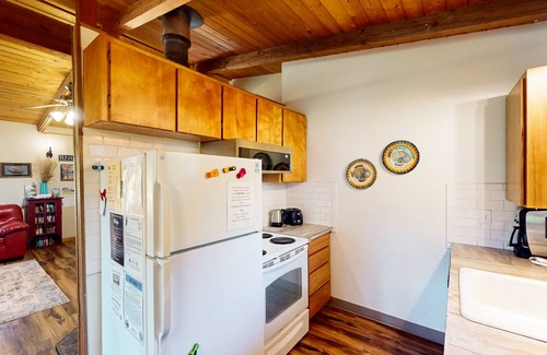 Rockaway Beach House | Cozy home in peaceful neighborhood near park, beach, shops & restaurants