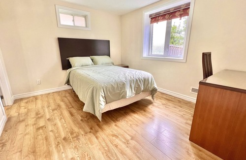 Richmond Hill House | Cozy Home in Richmond Hill with Free Parking