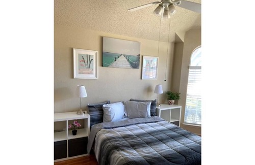 Southeast Arlington House | Cozy Home in S. Arlington, 20min to ATT Std/6 Flag