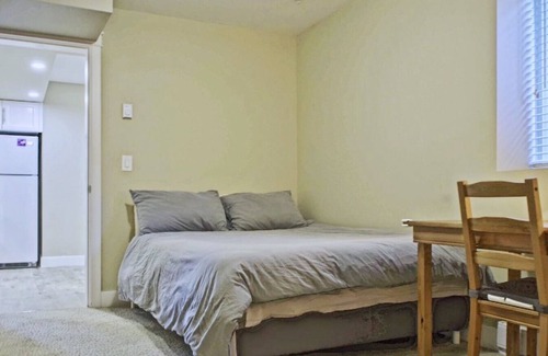 Burke Mountain House | Cozy Home is located in Burke Mountain
